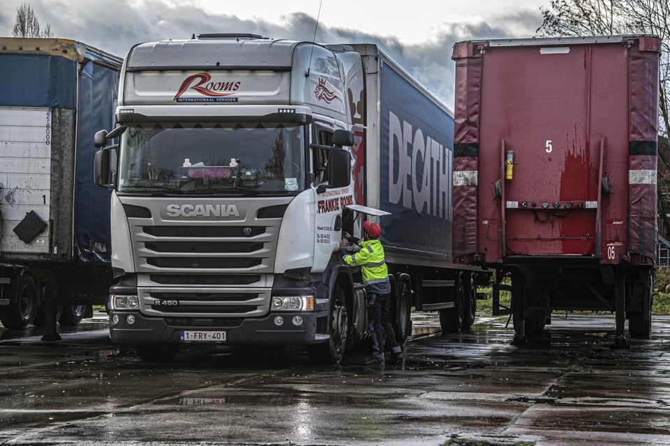 Een vrachtwagenchauffeur brengt de nacht door op de Frac. Nochtans is dit geen vrachtwagenparking.