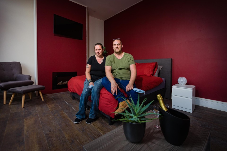 Uitbaters Alexandra De Schepper en Dries Van Lent in een van de kamers.