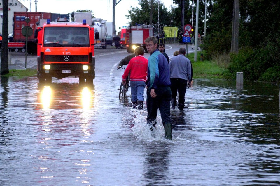 De Oostmalsesteenweg twintig jaar geleden: de vaart zette de straat volledig blank.