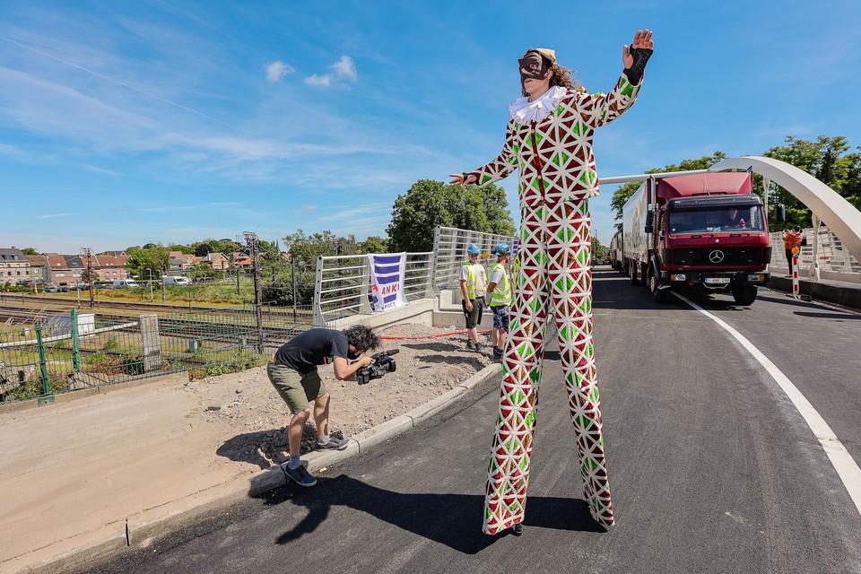 De circuswagens rijden als eerste over de nieuwe brug.