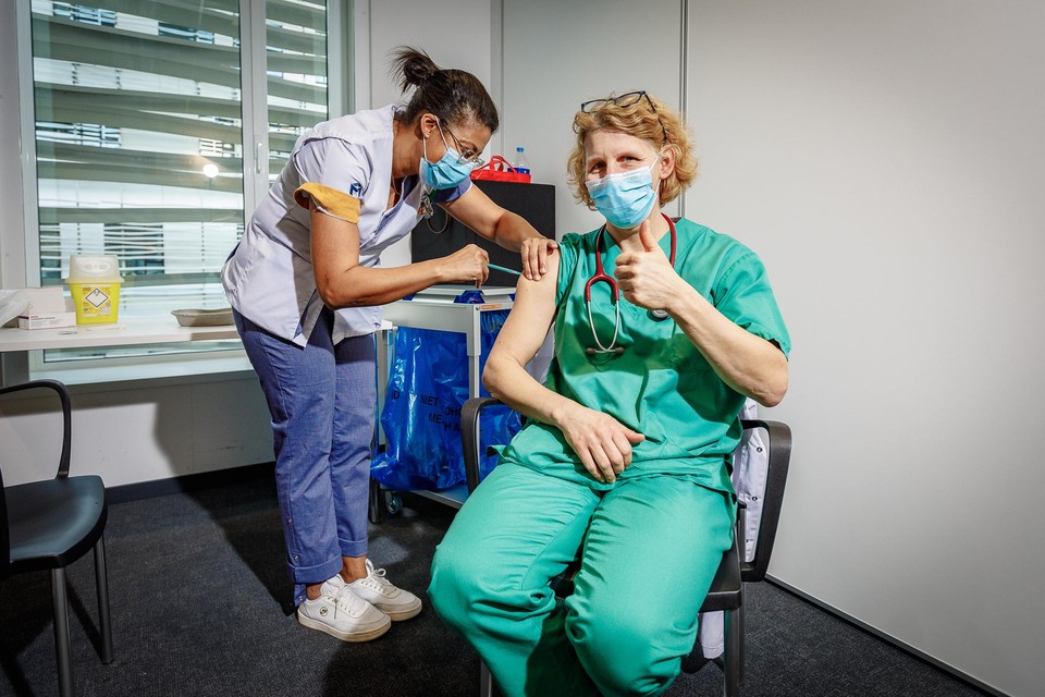 Dokter Catherine Van Dessel was een van de medewerkers die vrijdag al een vaccin kregen toegediend.
