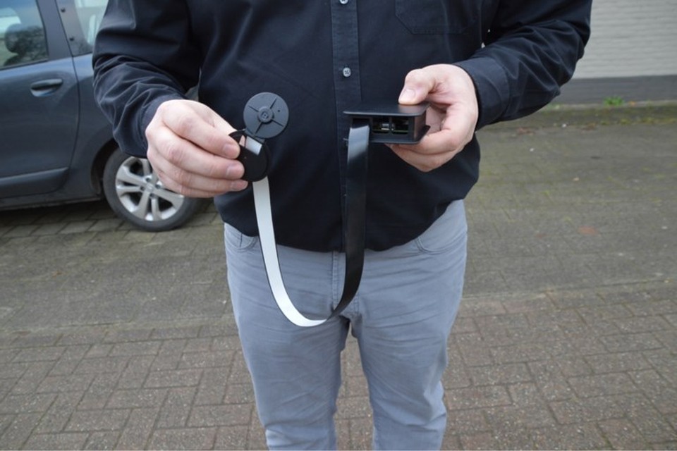 Een telraam is een vrij eenvoudig toestel dat op de eerste verdieping achter het raam moet worden gehangen.