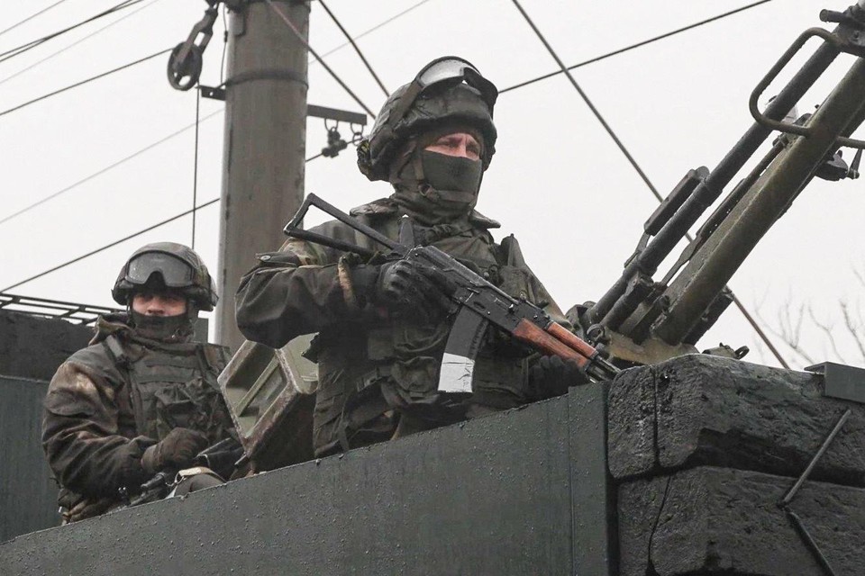 Russische soldaten beschermen een trein. 