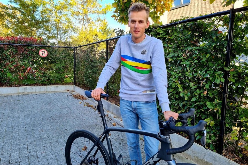 Senne, hier met zijn nieuwe fiets, liet iemand informeren naar de prijs van zijn gestolen fiets en die kreeg te horen dat de verkoper er 3.500 euro voor wou 
