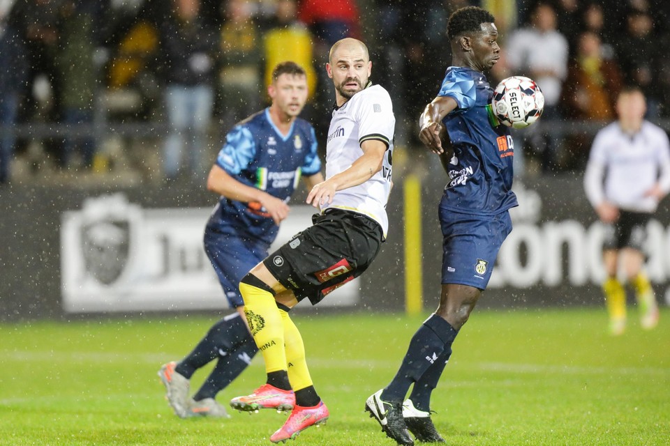 Simon Vermeiren (Lokeren) en Josias Musenge Kapumbu (Menen) in duel