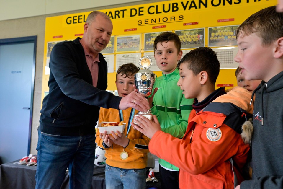 De winnaars van Basisschool Bloemendaal krijgen de beker uit handen van sportschepen Paul De Swaef.