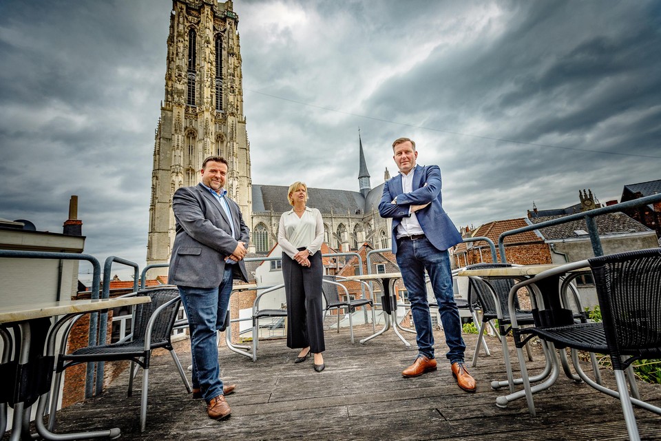Toerismeschepen Björn Siffer, Ann Leemans van de Mechelen Hotel Association en burgemeester Alexander Vandersmissen op het dak van het Hotel De 3 Paardekens.