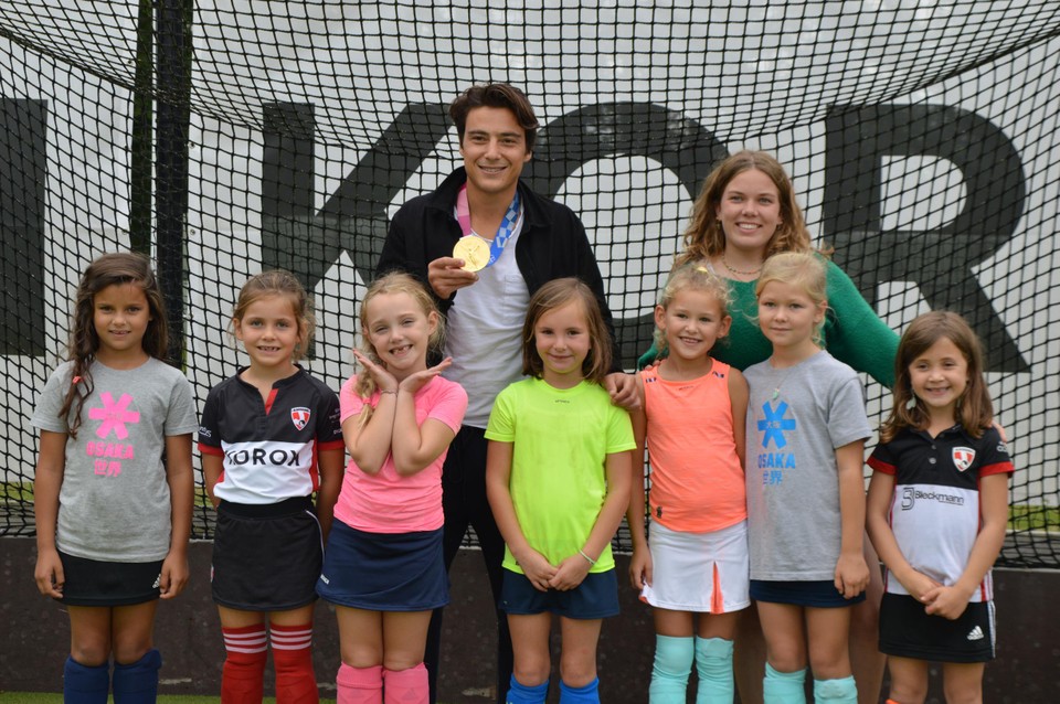 Thomas Briels bezoekt HC Blackbirds en toont zijn gouden plak van Tokio.