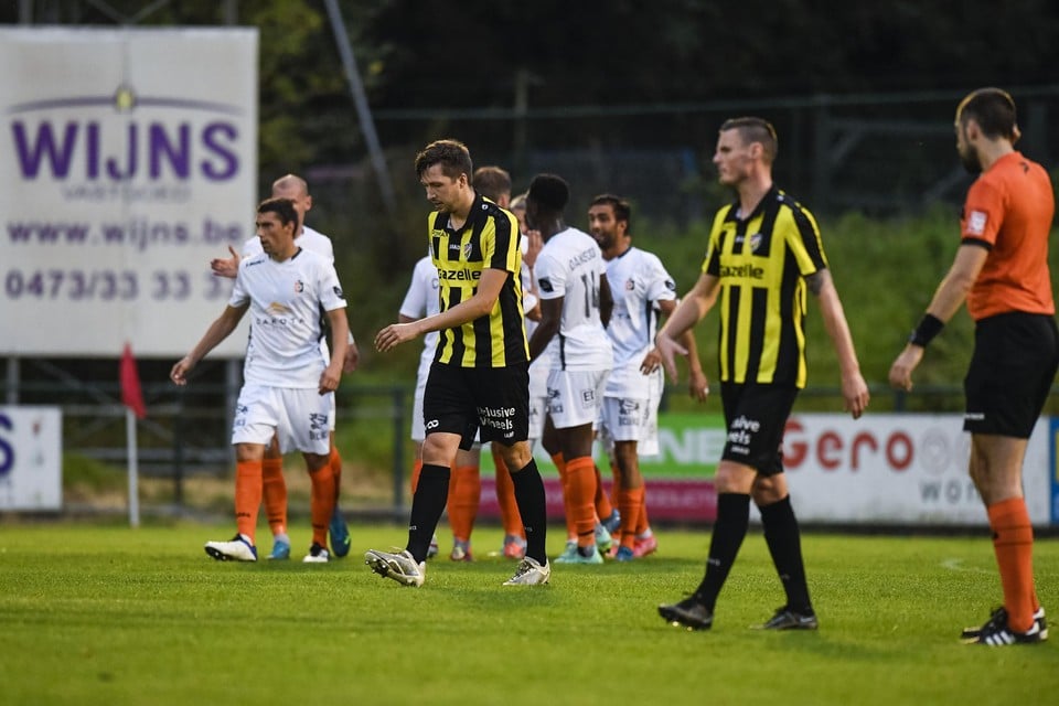 De spelers van Deinze vieren, Gianni van den Buijs baalt. Lyra-Lierse was gisteren een maatje te klein.