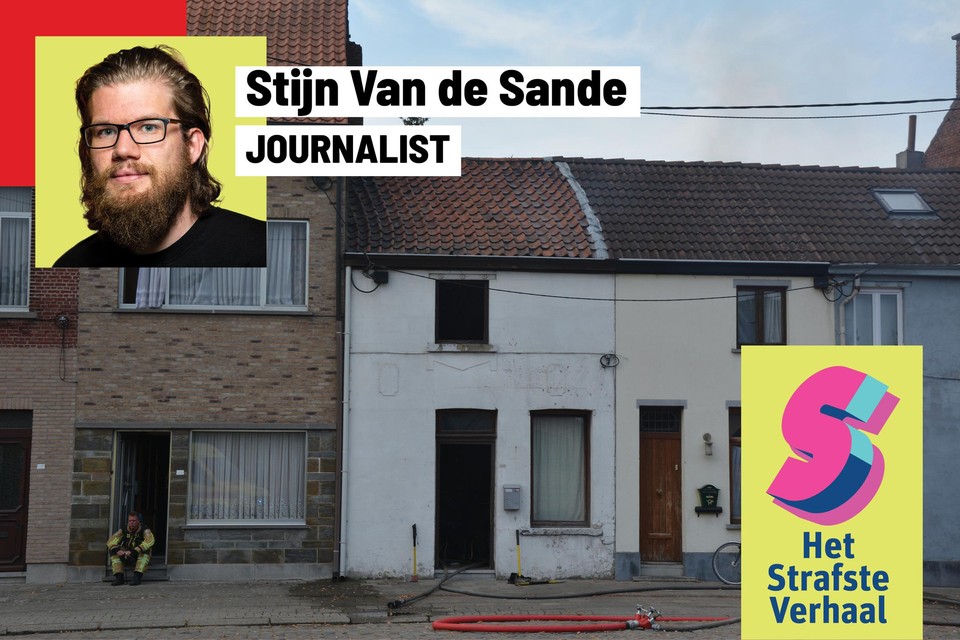 Een brandweerman rust even uit in de deuropening van het huis van Ronald Aerts. Dat raakte zwaar beschadigd bij de brand.