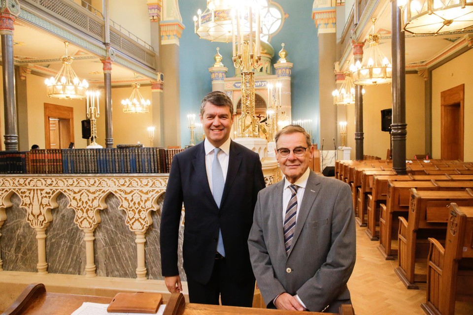 ‘Ceremoniemeester‘ André Gantman en Laurent Trau, ere-voorzitter van Shomre Hadas 