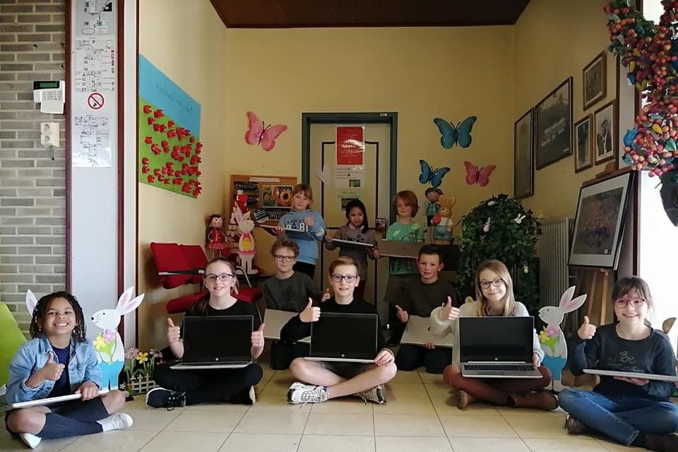 In eerste instantie krijgen alle klassen in de lagere school een extra laptop.