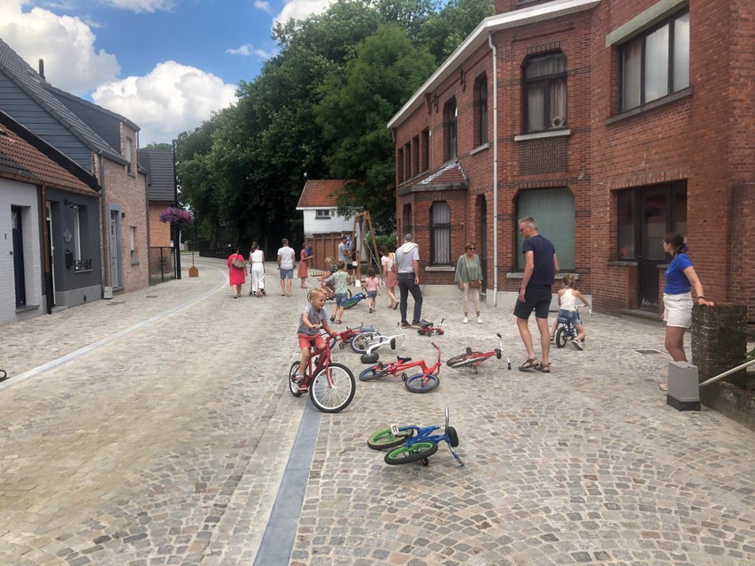 Kinderen konden gekke fietsen uittesten in de verkeersvrij Heymansstraat in Wechelderzande. 