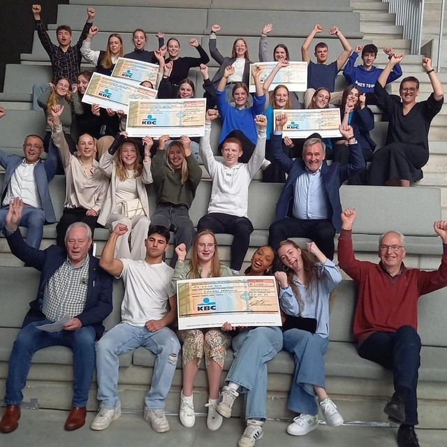 Alle winnaars van het Scholenproject van Lions Herentals bij elkaar.