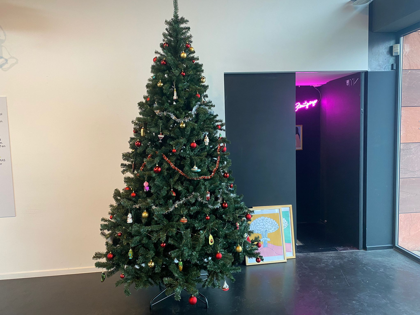 The Christmas tree of the youth pop-up 'De Marina', which is expected to contain about 300 Christmas presents. 