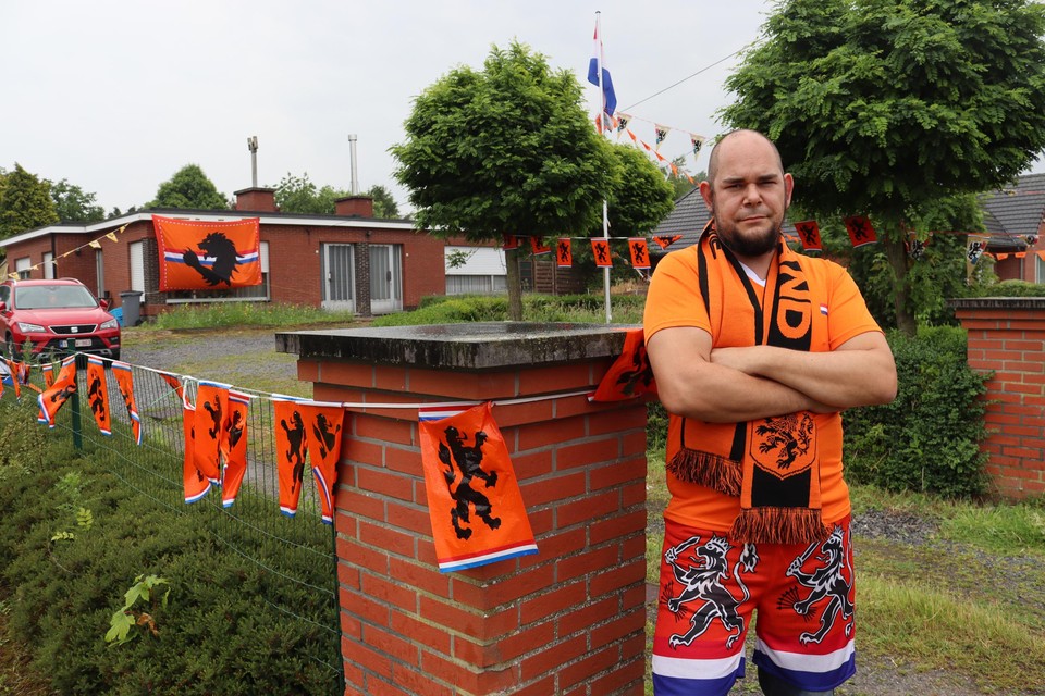 Al Oranje wat de klok slaat bij Mano in de Geinsteindestraat in Sint-Pauwels, tot zijn short toe.