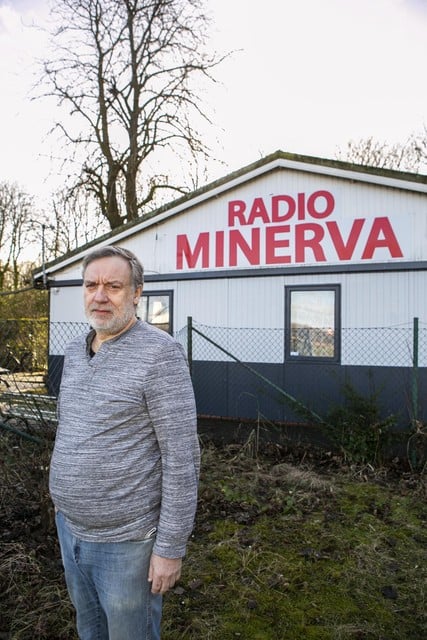 Voorzitter Frank Boekhoff voor de iconische chalet van Radio Minerva 