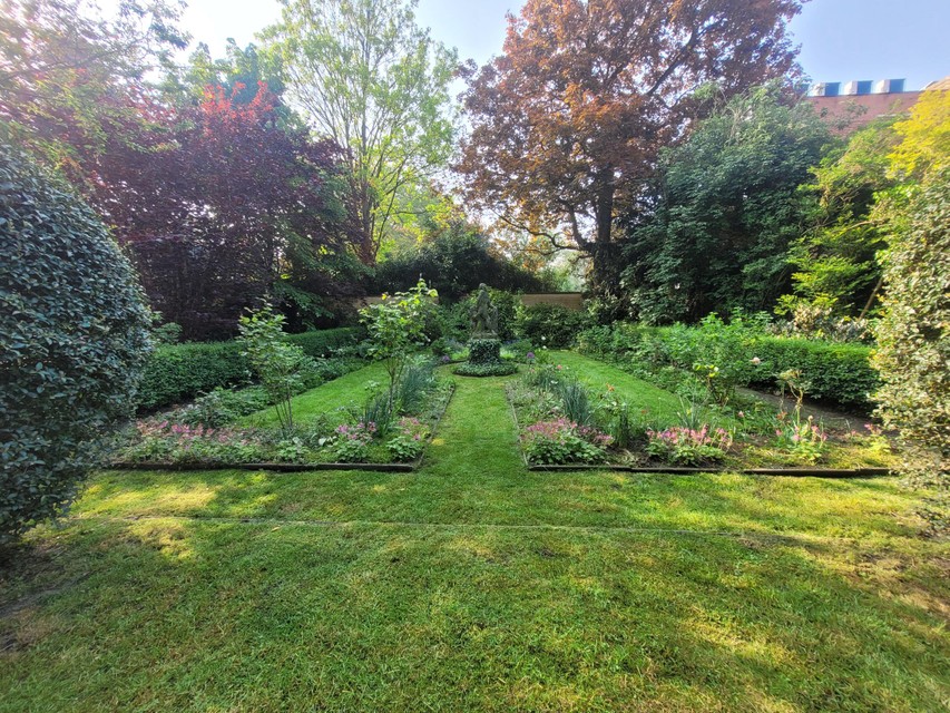 Een tuin die oorspronkelijk een rozentuin was in het hartje van Antwerpen. In samenspraak met de eigenaar werd deze omgetoverd tot een natuurrijke rozentuin.