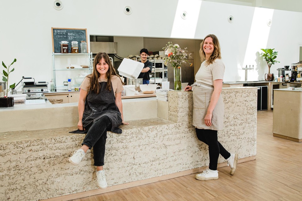 Lauranne en Nausikaa openen woensdag horecazaak Nives in de oranjerie in het Harmoniepark. De toog is opgebouwd uit stampleem.
