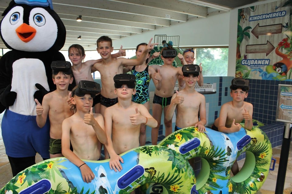 De kinderen staan klaar om met een virtualrealitybril door de Green Tornado te glijden.