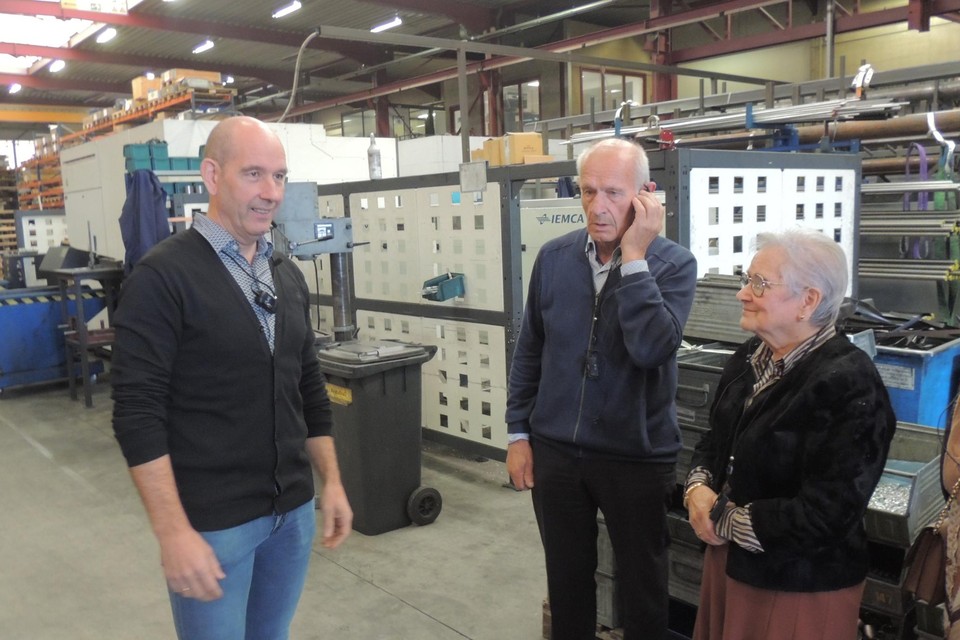 Joris Bogaerts met zijn ouders. In hun serres bouwde hij een testcentrum uit, ondertussen veroverde hij met zijn machines de wereld.