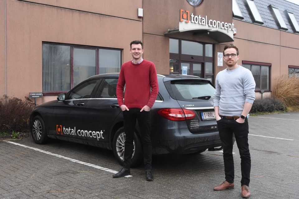 Fredrik Bracke en Stijn Mortelmans van Total Concept realiseren de bouw van het vaccinatiecentrum in De Mol.
