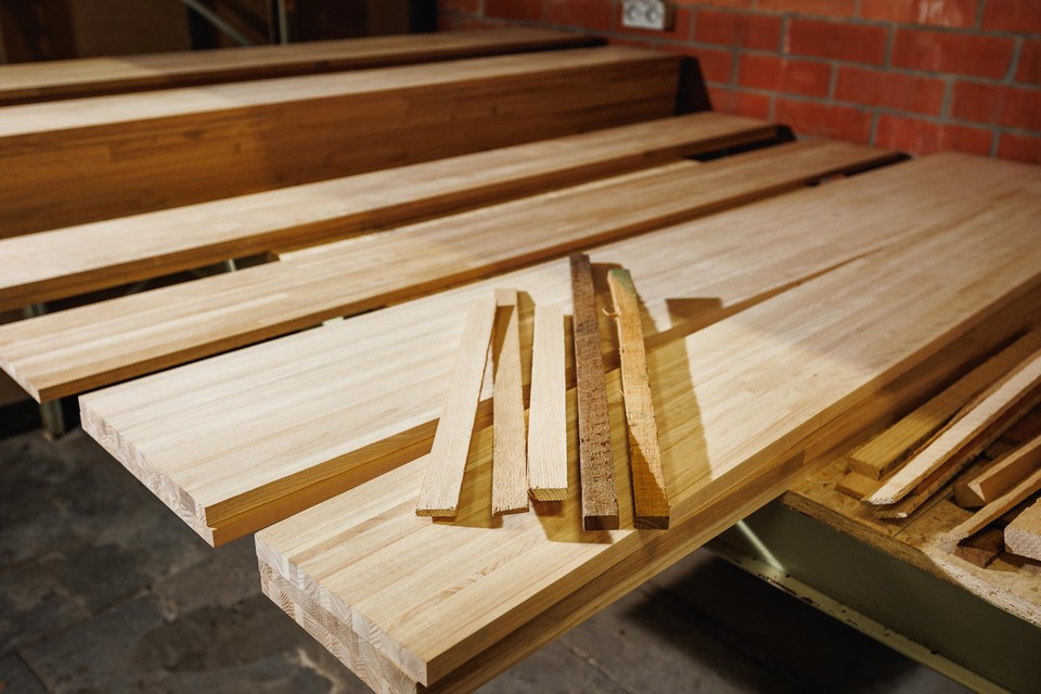 Kleine houten latjes worden in het atelier verwerkt tot nieuwe planken. 