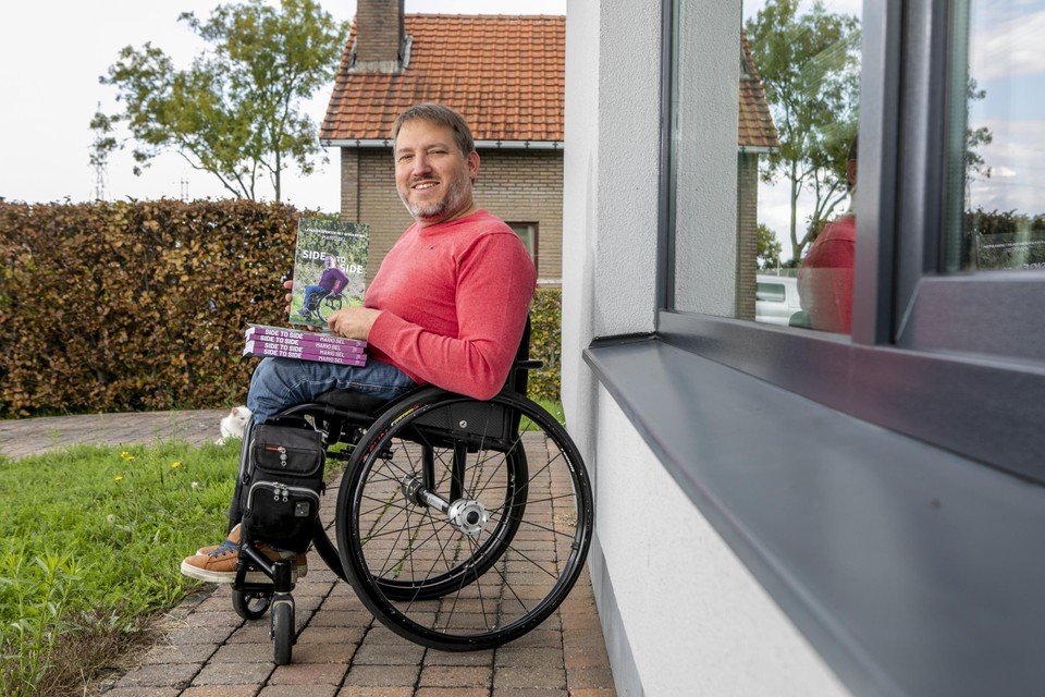 Heistenaar Mario Sel met zijn boek Side to Side, vernoemd naar het project waarvoor hij vorig jaar Vlaanderen doorkruiste in zijn rolstoel. 