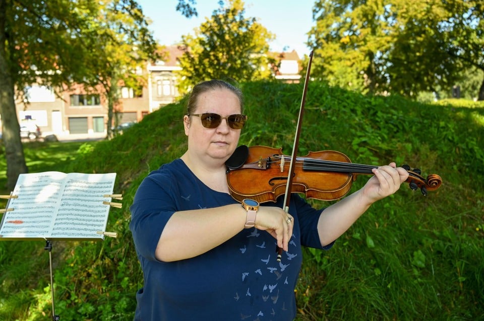 Katy speelt een enorm moedig stukje viool. Het is de eerste keer dat ze haar instrument opnieuw bovenhaalt op de noodlottige plek.