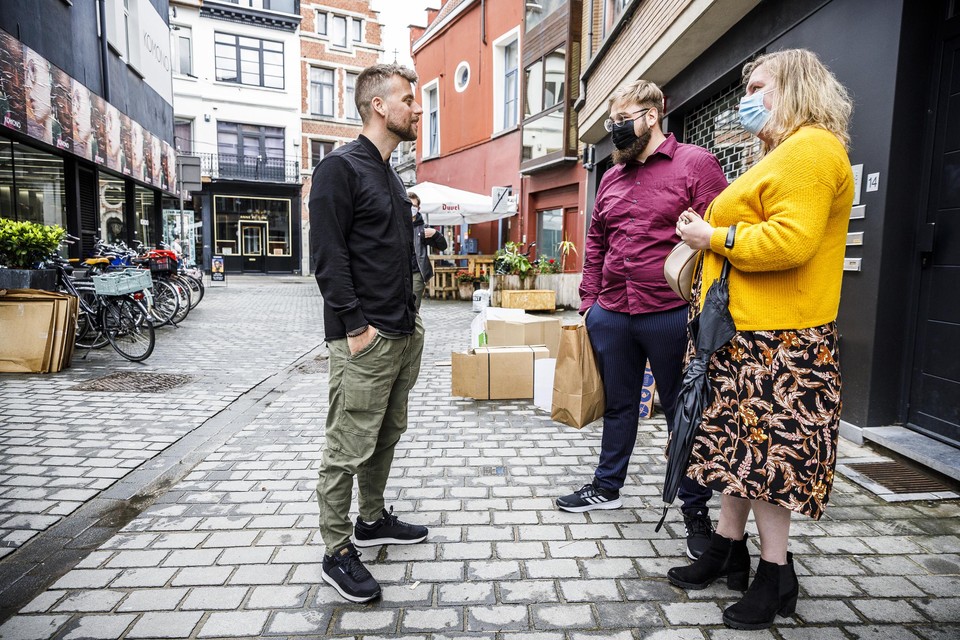 Tourist LeMC in gesprek met fans Lennart Droushoudt (26) en Evelien Jacobs (24) buiten aan de pop-up.