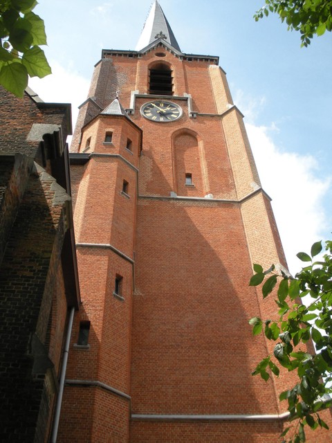 Het kerkgebouw in de Kardinaal Cardijnstraat.