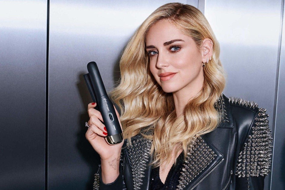 Fashionista Chiara Ferragni met de stijltang in de reclamecampagne