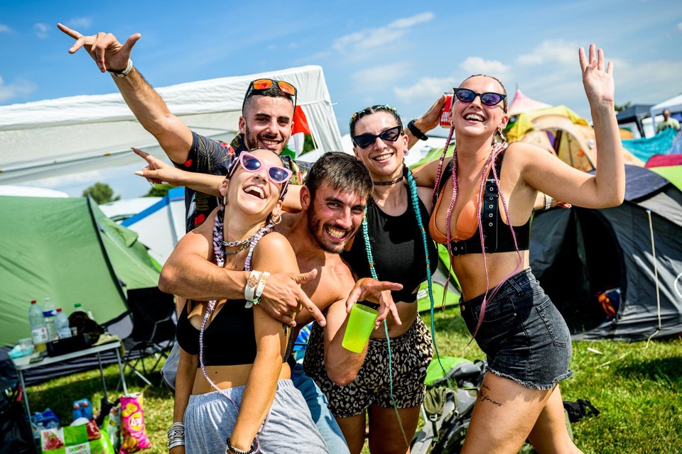 Een vriendenkliek uit Wallonië, Frankrijk en Italië kent de truc om kamperen op Tomorrowland te overleven: “Je moet blijven bewegen.” 