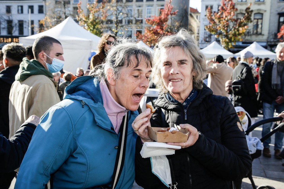 Tweeling Emma en Godelieve De Man laat zich de smoutebollen goed smaken.