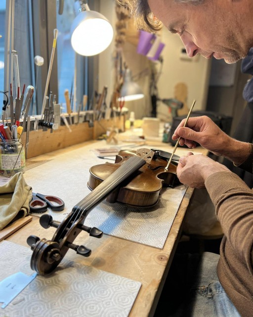 Ook Ruben Claus van Arpeggio Music demonstreert zondag hoe hij snaarinstrumenten restaureert. 
