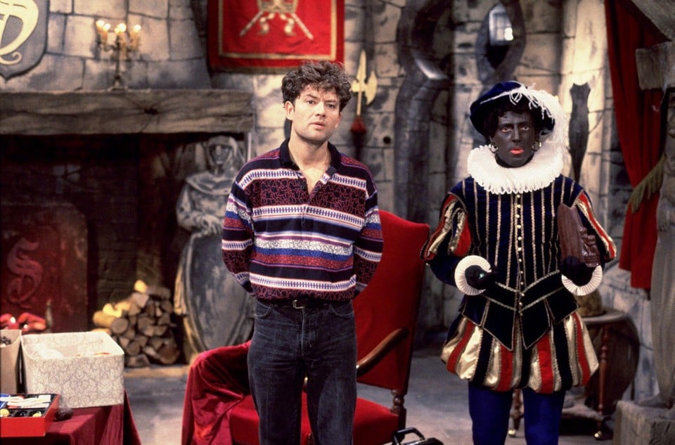 Frans Van der Aa als Zwarte Piet naast Bart Peeters. 