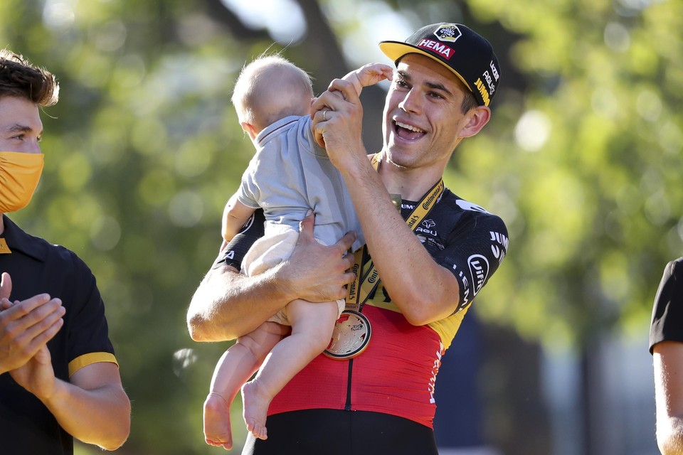 Wout van Aert met zoontje Georges op het podium van de Tour de France in Parijs. 