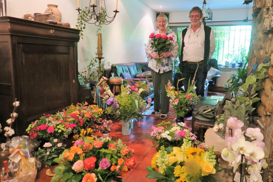 Ingrid en Leo achter de bloemenzee waarmee dankbare klanten hen overspoelden. 