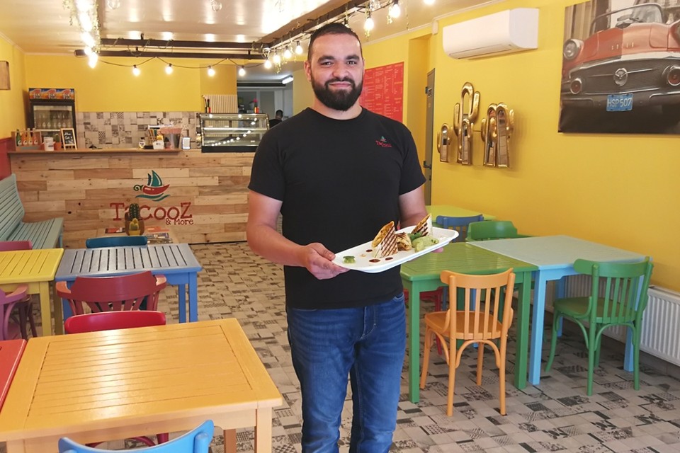 Mohamed El-Hamrani opende in volle coronacrisis zijn Tacooz & More, een kleurrijk eethuis gespecialiseerd in Mexicaanse takeaway. 