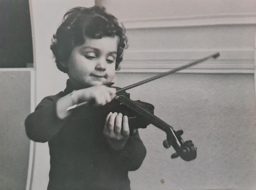 Tatjana tijdens haar eerste vioolles toen ze nog net geen drie jaar was.