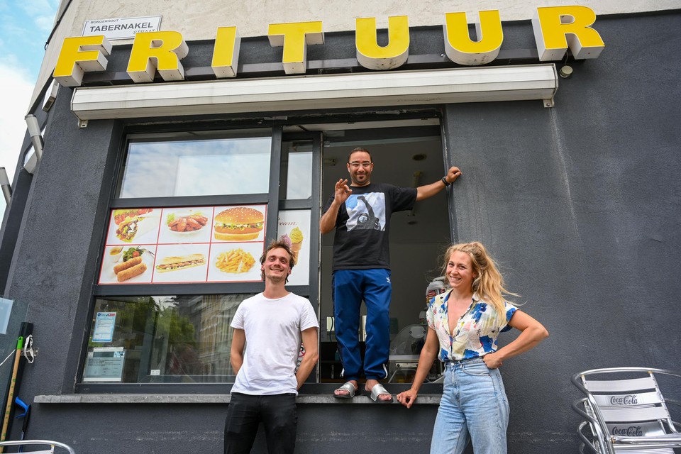 Ali El Moussaoui geeft vol vertrouwen de fakkel over aan Evelyne Dykmans en Dieter Geudens