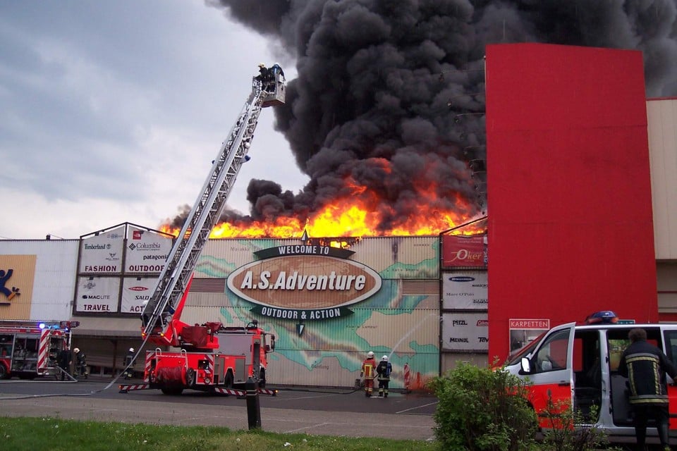 De vestiging van A.S. Adventure aan de Boomsesteenweg in Wilrijk brandde in 2004 volledig uit.