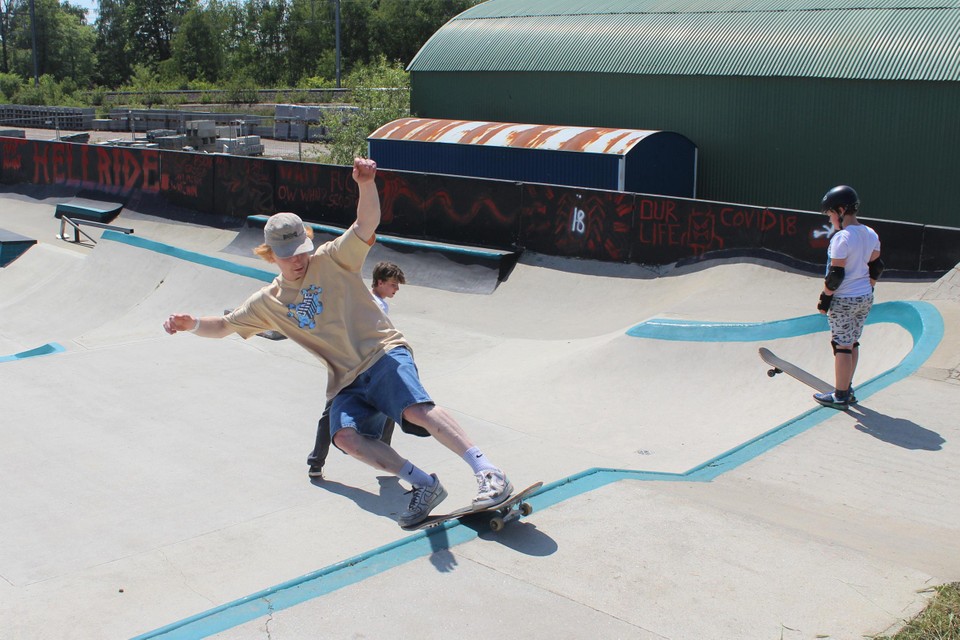 De bestaande skate bowl breidt uit met een nieuw street park.