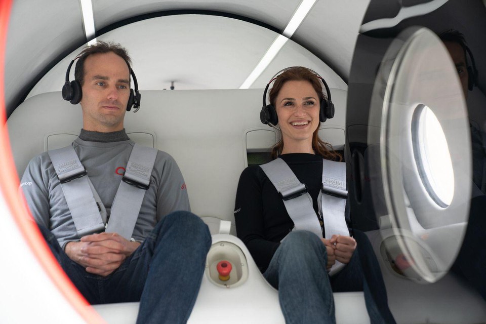 Deze twee personen deden vijftien seconden over vijfhonderd meter in de hyperloop van het bedrijf Virgin Hyperloop.