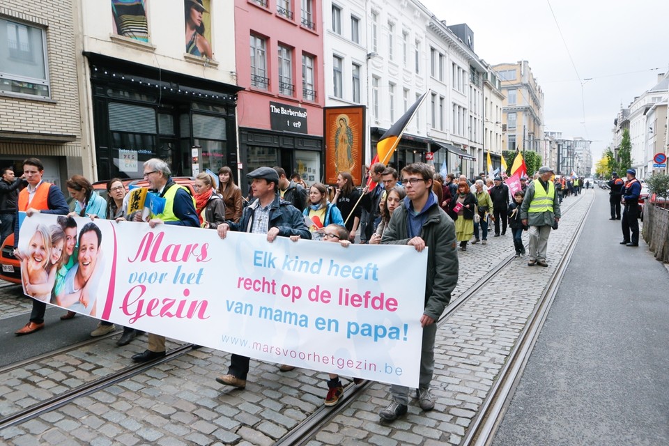 Om de deelnemers aan de Mars voor het Gezin afgelopen zaterdag niet te provoceren, verbood de politie een lesbisch koppel om te kussen of hand in hand te lopen. Als reactie volgt nu zaterdag een Kiss-In.