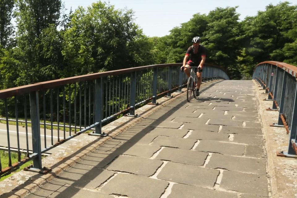Al in 2010 bleek dat de fiets- en voetgangersbrug uit 1977 moest worden aangepakt.