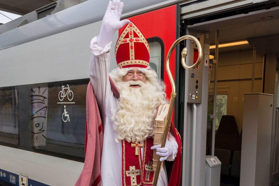 De Sint heeft de gewoonte om Hove met de trein te bezoeken. 