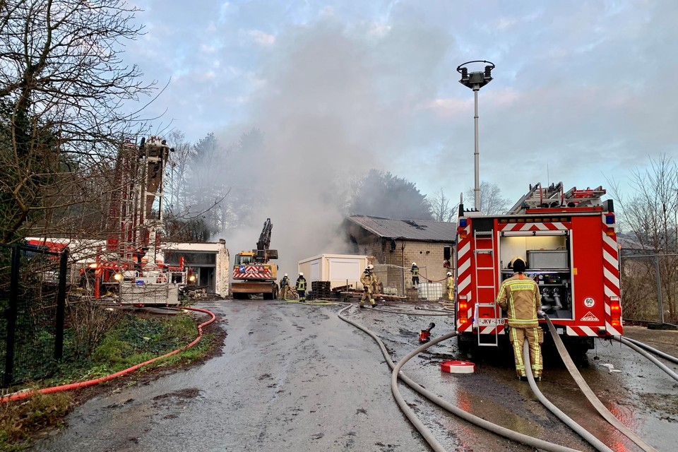 De brand in het magazijn op de Heiststeenweg ging gepaard met flink wat rookontwikkeling.