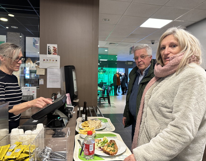 Voor Jan staat er vandaag vol-au-vent op het menu, zijn vrouw Carla kan niet weerstaan aan de zeetong meunière.