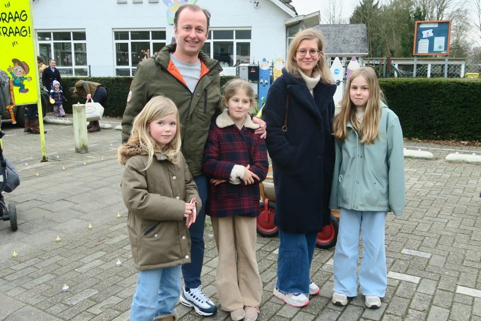 William De Schepper en zijn echtgenote Katrien met hun twee kinderen en gewezen-Hertebos-kleuters Juliette en Elodie en een vriendinnetje. “De juffen Inge, Elke en Vicky waren hier zijn legendarisch goed.”